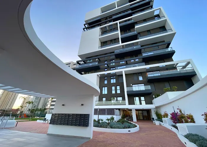 Modern 3-Bedroom With Padel And Pool Access